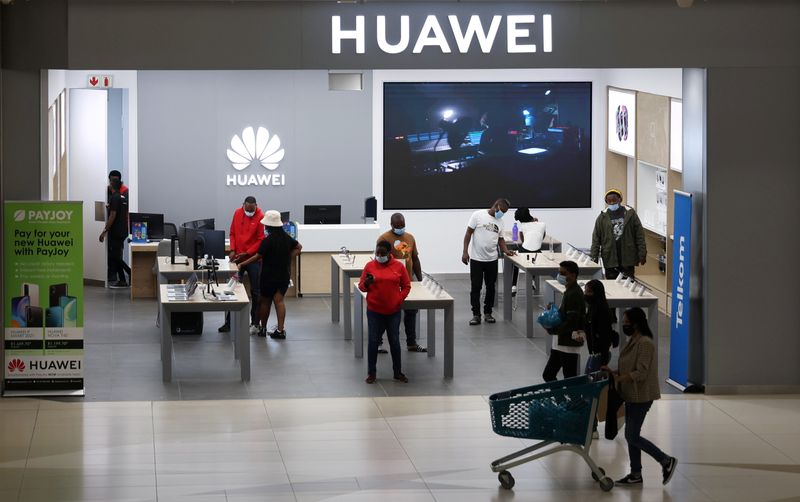 © Reuters. Customers and workers are seen at a Huawei store at Sandton City mall in Sandton, South Africa February 16, 2022. REUTERS/Siphiwe Sibeko
