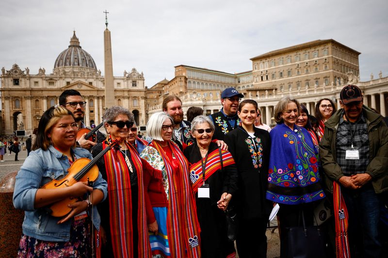 &copy; Reuters. La presidente del Consejo Nacional Métis, Cassidy Caron (tercera por la derecha), posa para una foto de grupo junto a Angie Crerar, de 85 años, superviviente de la escuela residencial Métis, y otros delegados de las Primeras Naciones canadienses tras u