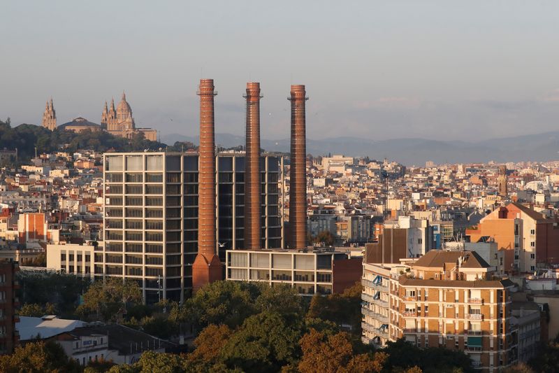 &copy; Reuters. FOTO DE ARCHIVO: Vista general de Barcelona con el castillo de Montjuic al fondo, en España, el 15 de octubre de 2017. REUTERS/Gonzalo Fuentes