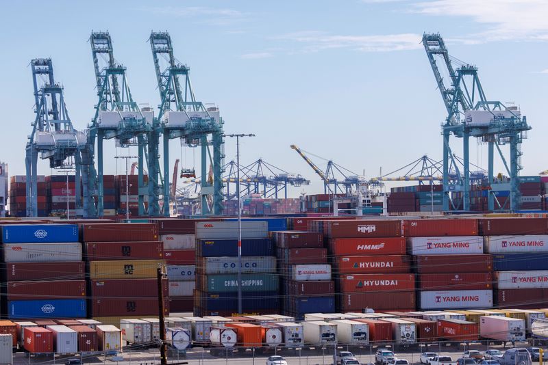 © Reuters. Stacked containers and cranes are shown at the Port of Los Angeles in Los Angeles, California, U.S. November 22, 2021. REUTERS/Mike Blake