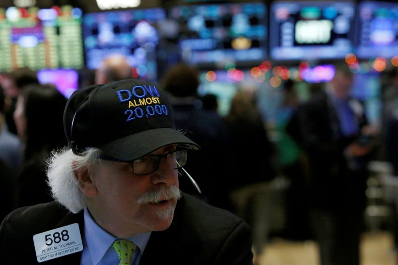 &copy; Reuters. La Bourse de New York a ouvert en ordre dispersé lundi. Quelques minutes après le début des échanges, l'indice Dow Jones perd 0,43%. /Photo d'archives/REUTERS/Andrew Kelly