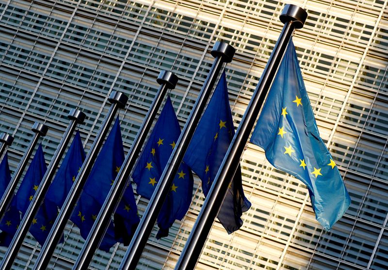 &copy; Reuters. FOTO DE ARCHIVO. Banderas de la Unión Europea afuera de la sede de la Comisión Europea en Bruselas, Bélgica. 14 de noviembre de 2018. REUTERS/Francois Lenoir