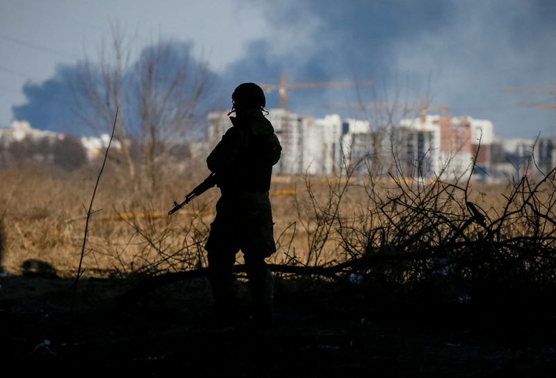 &copy; Reuters. Soldado ucraniano em Irpin
12/03/2022
REUTERS/Gleb Garanich