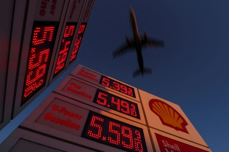 &copy; Reuters. Placas sinalizam preços dos combustíveis em posto de gasolina de San Diego, na Califórnia
28/02/2022
REUTERS/Mike Blake