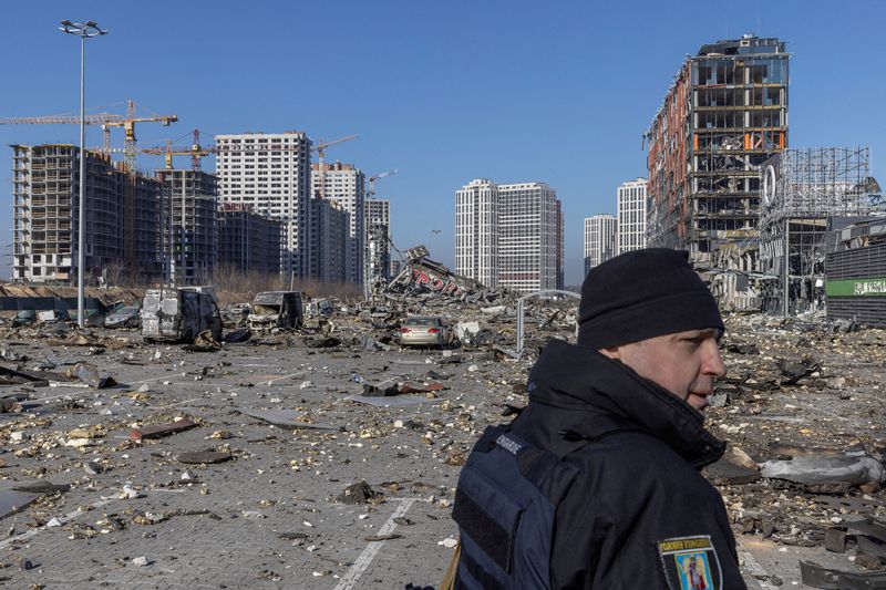 &copy; Reuters. FOTO DE ARCHIVO: Un militar ucraniano en el lugar de un bombardeo en un centro comercial mientras continúa la invasión rusa de Ucrania, en Kiev, Ucrania, 21 de marzo de 2022. REUTERS/Marko Djurica