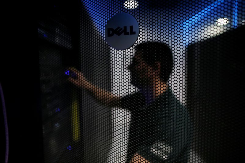 &copy; Reuters. FOTO DE ARCHIVO. Un técnico revisa servidores centrales dentro del centro de datos de la empresa DataRush IT Services, en Málaga, España. 30 de mayo de 2018. REUTERS/Jon Nazca