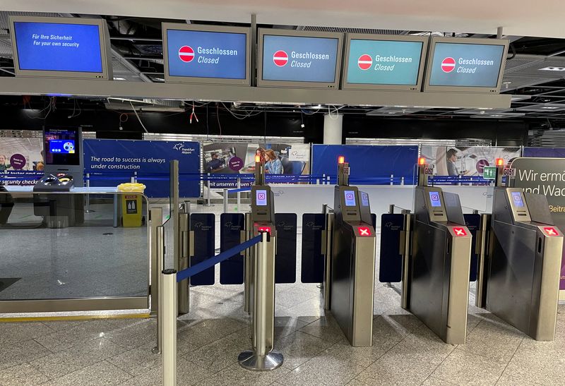 &copy; Reuters. FILE PHOTO: A closed security check-in at Frankfurt Airport is pictured during a strike of security staff at various German airports to put pressure on management in wage talks in Frankfurt, Germany, March 15, 2022. REUTERS/Timm Reichert/File Photo