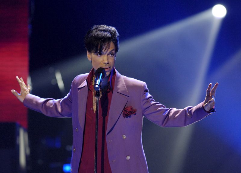 &copy; Reuters. FOTO DE ARCHIVO-El cantante Prince actúa en una aparición sorpresa en la final del programa de televisión "American Idol" en el Kodak Theater de Hollywood, California, Estados Unidos. 24 de mayo de 2006. REUTERS/Chris Pizzello