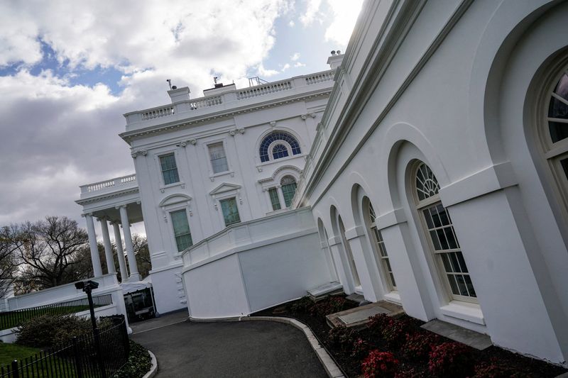 &copy; Reuters. FILE PHOTO: The White House is seen in Washington, U.S., March 27, 2022.      REUTERS/Joshua Roberts/File Photo