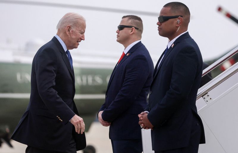 &copy; Reuters. FOTO DE ARCHIVO-El presidente de Estados Unidos, Joe Biden, embarca en el Air Force One en la Base Conjunta Andrews en Maryland de camino a Bruselas, Bélgica. 23 de marzo de 2022. REUTERS/Evelyn Hockstein