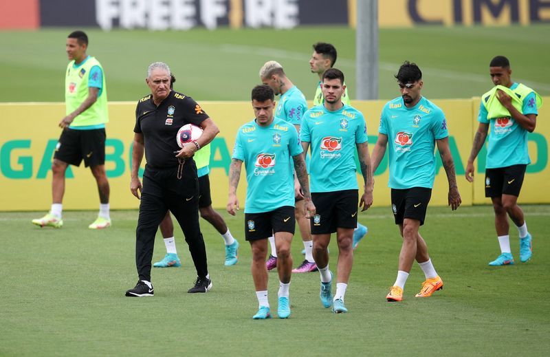 &copy; Reuters. El DT Tite comanda el entrenamiento de la selección brasileña de fútbol, en Granja Comary, Teresópolis, Brasil. Marzo 28 2022. REUTERS/Ricardo Moraes