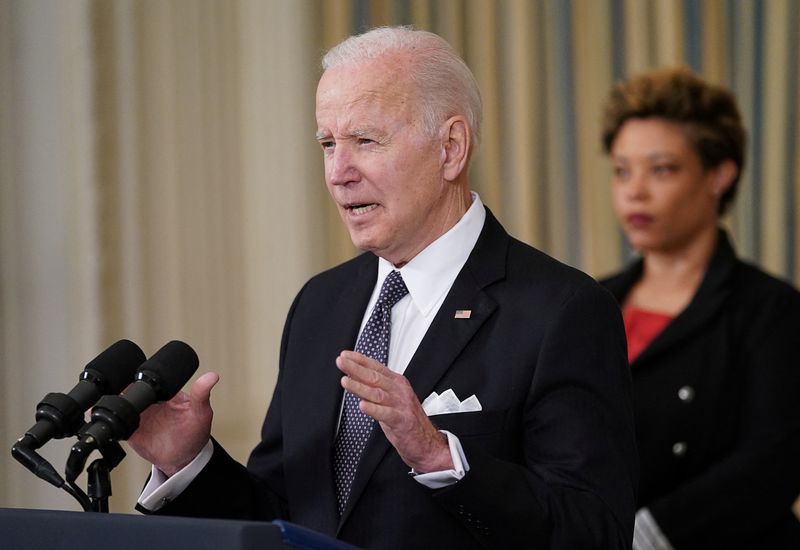 © Reuters. U.S. President Joe Biden announces his budget proposal for fiscal year 2023, as Office of Management and Budget (OMB) Director Shalanda Young listens in the State Dining Room at the White House in Washington, U.S., March 28, 2022. REUTERS/Kevin Lamarque