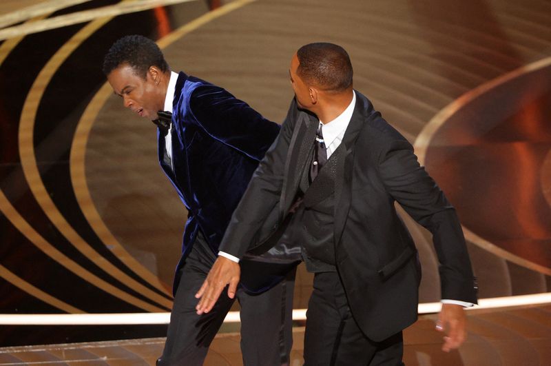 &copy; Reuters. FILE PHOTO: Will Smith (R) hits Chris Rock as Rock spoke on stage during the 94th Academy Awards in Hollywood, Los Angeles, California, U.S., March 27, 2022. REUTERS/Brian Snyder