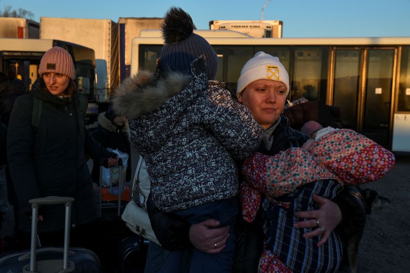 &copy; Reuters. مدنيون يفرون من منطقة اورليفكا بأوكرانيا يوم 17 مارس آذار 2022 بسبب الغزو الروسي. تصوير:رويترز.