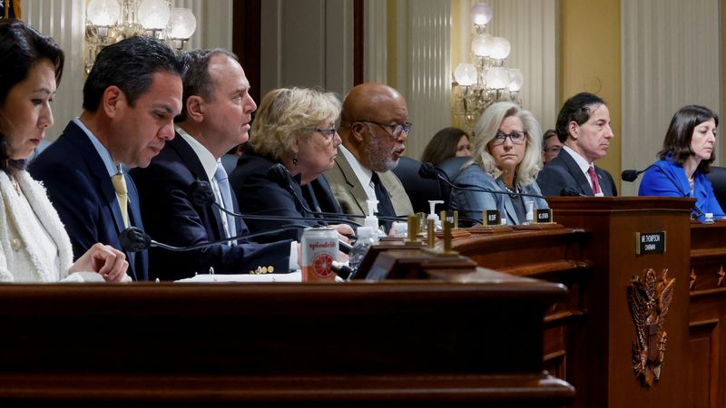 © Reuters. Committee Chairman U.S. Representative Bennie Thompson (D-MS) leads the U.S. House Select Committee to Investigate the January 6th Attack on the U.S. Capitol as they meet to decide whether to recommend the U.S. House to cite Trump administration officials Peter Navarro and Dan Scavino for criminal contempt of Congress, on Capitol Hill in Washington, U.S. March 28, 2022.  REUTERS/Jonathan Ernst