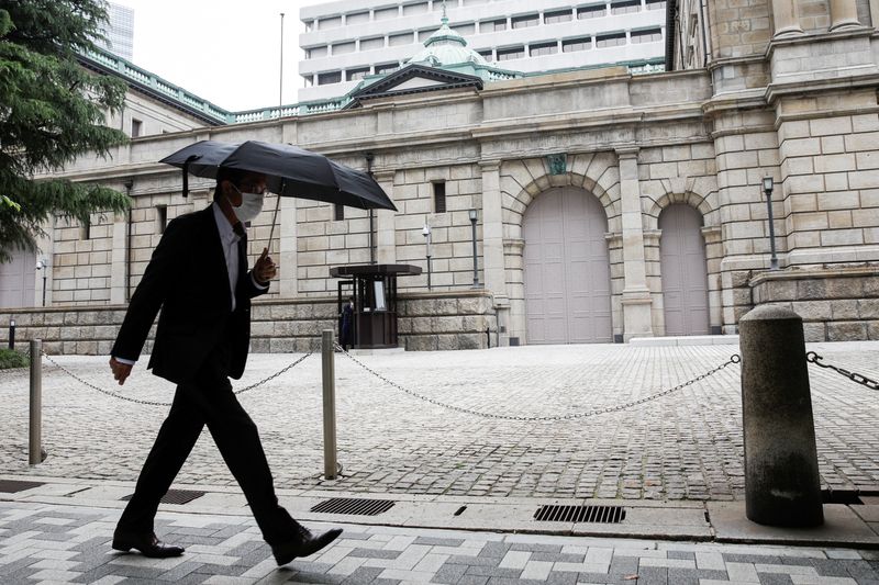 &copy; Reuters. FILE PHOTO: A man wearing a protective mask walks past the headquarters of Bank of Japan amid the coronavirus disease (COVID-19) outbreak in Tokyo, Japan, May 22, 2020.REUTERS/Kim Kyung-Hoon