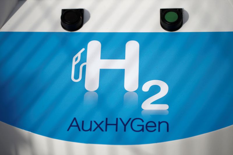 &copy; Reuters. FILE PHOTO: An H2 logo is seen on a pump at the Hynamics hydrogen station, subsidiary of the Electricite de France (EDF) Group, in Auxerre, France, October 13, 2021. REUTERS/Benoit Tessier