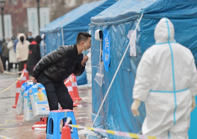&copy; Reuters. FOTO DE ARCHIVO: Un hombre se somete a una prueba de ácido nucleico durante una prueba masiva en la ciudad para la enfermedad del coronavirus (COVID-19), en Changchun, provincia de Jilin, China, 13 de marzo de 2022. REUTERS/cnsphoto