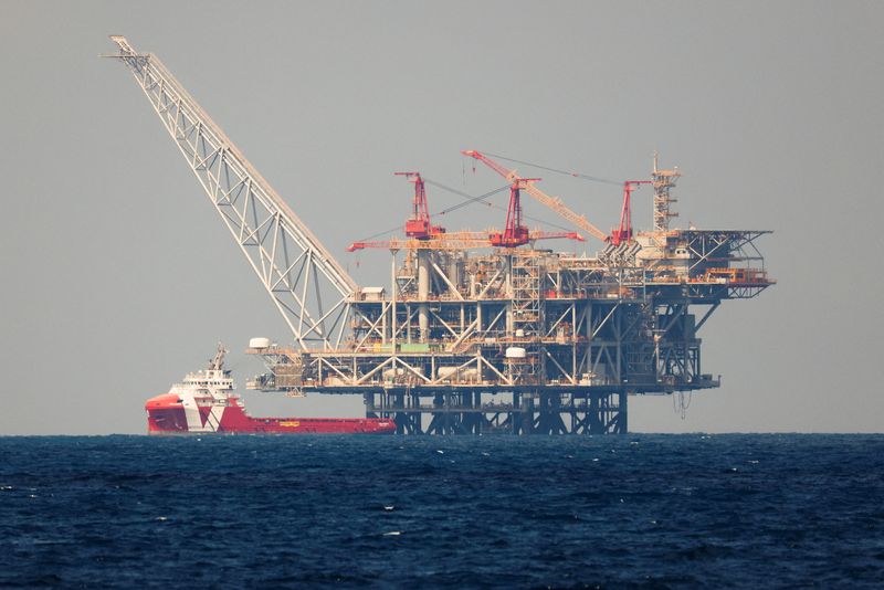 &copy; Reuters. FOTO DE ARCHIVO: La plataforma de producción del campo de gas natural Leviatán en el Mar Mediterráneo, frente a la costa de Haifa, en el norte de Israel, 9 de junio de 2021. REUTERS/Amir Cohen