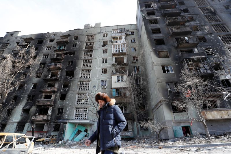 &copy; Reuters. 　３月２８日、ウクライナ大統領府のキリロ・ティモシェンコ副長官は、２７日に国内の都市から人道回廊を通じて１０９９人が避難したと明らかにした。写真はマリウポリで撮影（２０２