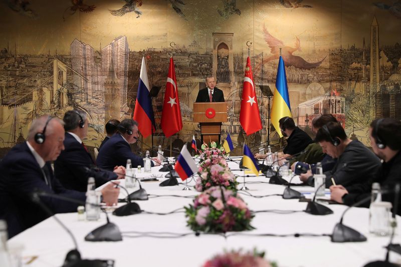 © Reuters. Turkish President Tayyip Erdogan addresses Russian and Ukrainian negotiators before their face-to-face talks in Istanbul, Turkey March 29, 2022. Murat Cetinmuhurdar/Presidential Press Office/Handout via REUTERS