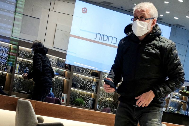 &copy; Reuters. FOTO DE ARCHIVO: El oligarca ruso sancionado Roman Abramóvich en una sala VIP antes de que un avión vinculado a él despegue hacia Estambul desde el aeropuerto internacional Ben Gurion en Lod, cerca de Tel Aviv, Israel, 14 de marzo de 2022. REUTERS/Stri