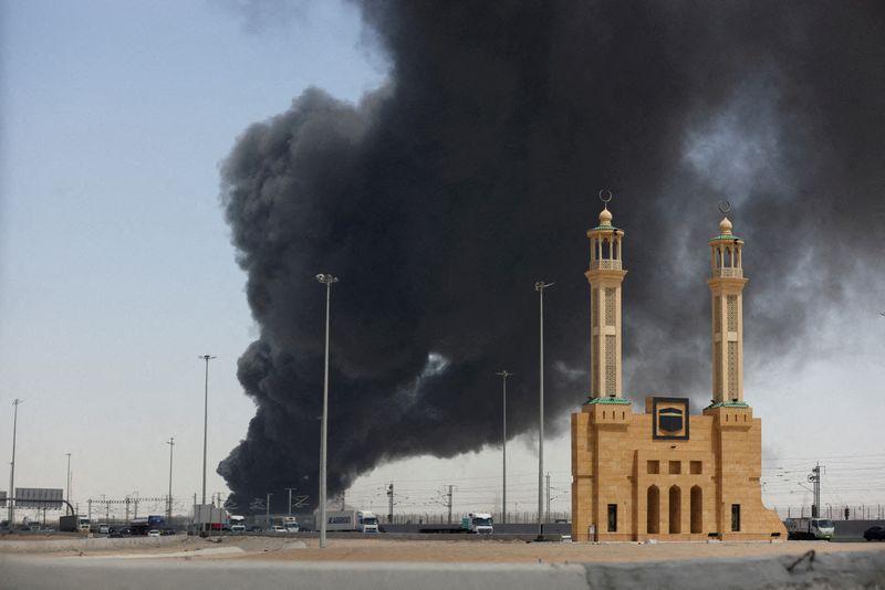 &copy; Reuters. FOTO DE ARCHIVO: Una columna de humo se eleva de una instalación de almacenamiento de petróleo de la empresa estatal Saudi Aramco tras un ataque en Yidda, Arabia Saudí, el 26 de marzo de 2022. REUTERS/Stringer