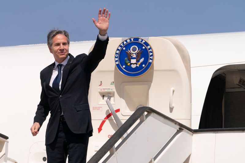 &copy; Reuters. وزير الخارجية الأمريكي أنتوني بلينكن يلوح لدى صعوده طائرته في طريقه إلى المغرب في قاعدة نفاطيم الجوية يوم الاثنين. صورة لرويترز من ممثل لوك