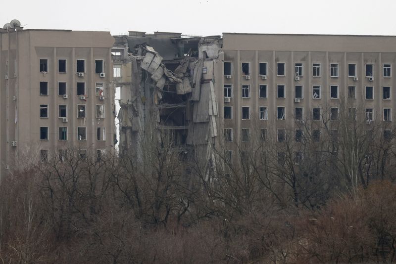 &copy; Reuters. A destroyed part of a Ukrainian government administration building is seen following a bombing, as Russia's invasion of Ukraine continues, in Mykolaiv, Ukraine, March 29, 2022. REUTERS/Nacho Doce