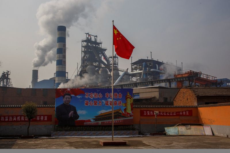 &copy; Reuters. FILE PHOTO: A poster showing Chinese President Xi Jinping is seen in front of the Xinyuan Steel plant in Anyang, Henan province, China, February 19, 2019.   REUTERS/Thomas Peter/File Photo