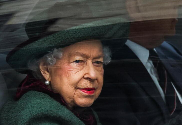 &copy; Reuters. La reina Isabel de Inglaterra llega en auto al servicio en memoria de su fallecido esposo, el príncipe Felipe, Duque de Edimburgo, en la Abadía de Westminster, Londres, Reino Unido. 29 marzo 2022. REUTERS/Tom Nicholson