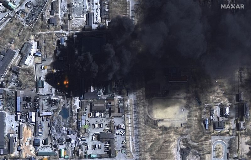 &copy; Reuters. FOTO DE ARCHIVO: Una imagen de satélite muesta una columna de humo saliendo de unos depósitos de petróleo en Chernígov, Ucrania, el 21 de marzo de 2022. ©2022 Maxar Technologies/Cedida a través de REUTERS