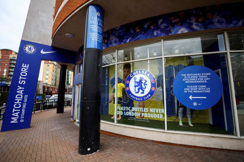 &copy; Reuters. FILE PHOTO: A shop selling the merchandise of Chelsea Football Club is seen closed at Stamford Bridge after Britain imposed sanctions on its Russian owner, Roman Abramovich, in London, Britain, March 10, 2022. REUTERS/Hannah Mckay/File Photo
