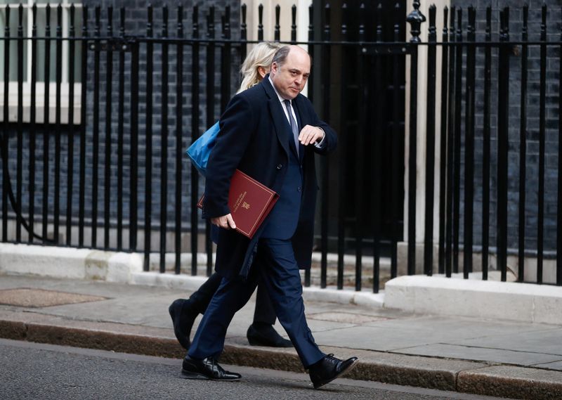 &copy; Reuters. FOTO DE ARCHIVO: Secretario de Defensa británico Ben Wallace camina fuera de Downing Street en Londres, Gran Bretaña 8 de marzo del 2022. REUTERS/Peter Nicholls/File Photo