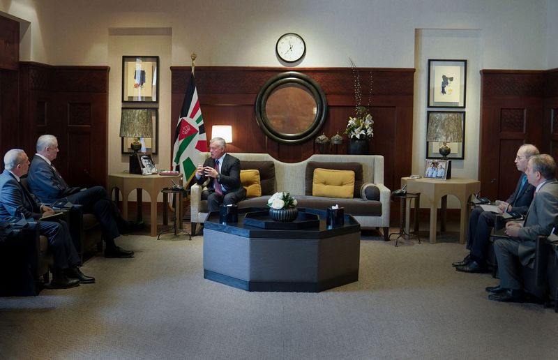 © Reuters. العاهل الأردني الملك عبد الله الثاني ووزير الدفاع الإسرائيلي  بيني جانتس في عمان يوم الثلاثاء. صورة لرويترز من القصر الملكي الأردني. (يحظر إعادة بيع الصورة أو الاحتفاظ بها في الأرشيف.)