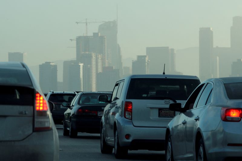 &copy; Reuters. FILE PHOTO: Commuters navigate early morning traffic as they drive towards downtown in Los Angeles, California, U.S., July 22, 2019.    REUTERS/Mike Blake