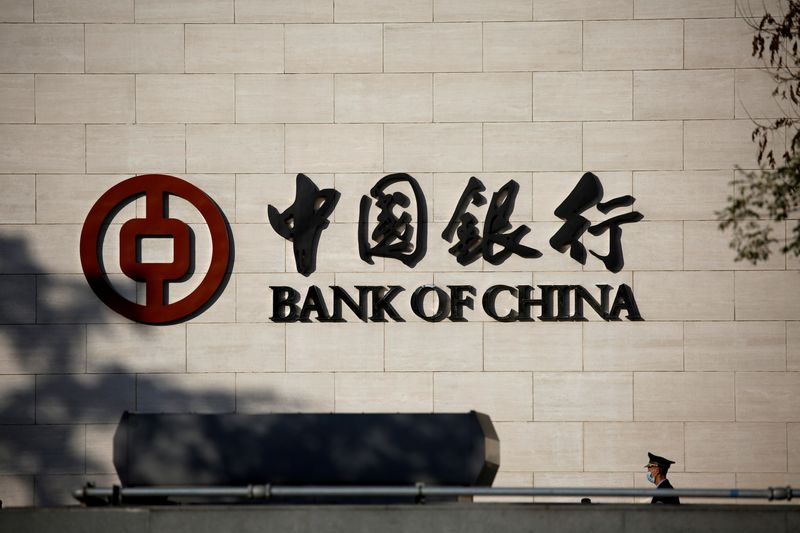 &copy; Reuters. IMAGEN DE ARCHIVO. Un guardia de seguridad se ve cerca del Banco de China, en Pekín, China. Octubre 19, 2020. REUTERS/Tingshu Wang