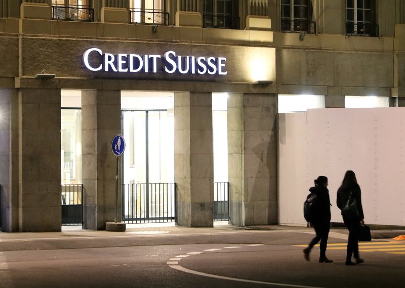 © Reuters. FILE PHOTO: The logo of Swiss bank Credit Suisse is seen at a branch office in Bern, Switzerland October 28, 2020.  REUTERS/Arnd Wiegmann/File Photo