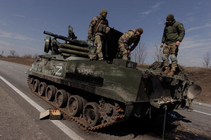 &copy; Reuters. Foto del martes de soldados ucranianos sobre un vehículo de artillería rusa capturado durante las batalas en las afueras de Járkov
Mar 29, 2022.  REUTERS/Thomas Peter