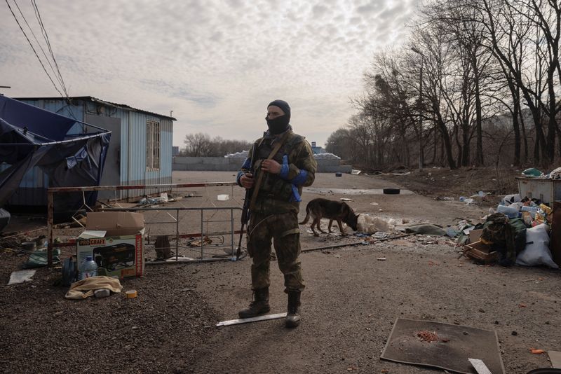 &copy; Reuters. Un soldat ukrainien, à Kharkiv. La Russie s'est engagée mardi lors de pourparlers de paix en Turquie à réduire nettement ses opérations militaires dans le nord de l'Ukraine, notamment aux abords de Kyiv, tandis que l'Ukraine a proposé d'adopter un s