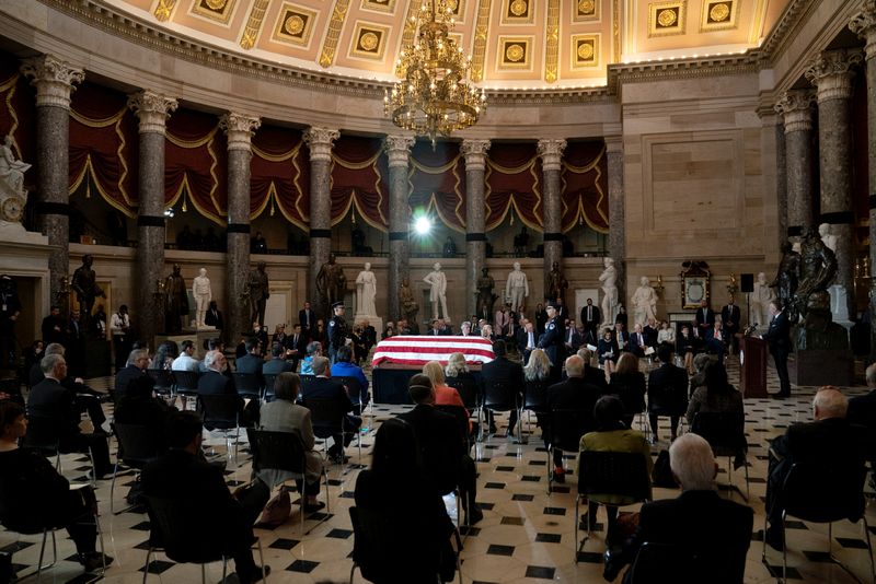 © Reuters. U.S. Sen. Dan Sullivan (R-Alaska) gives a remembrance of Rep. Don Young (R-Alaska) as he lies in state in Statuary Hall at the U.S. Capitol in Washington, DC, U.S., March 29, 2022. Greg Nash/Pool via REUTERS