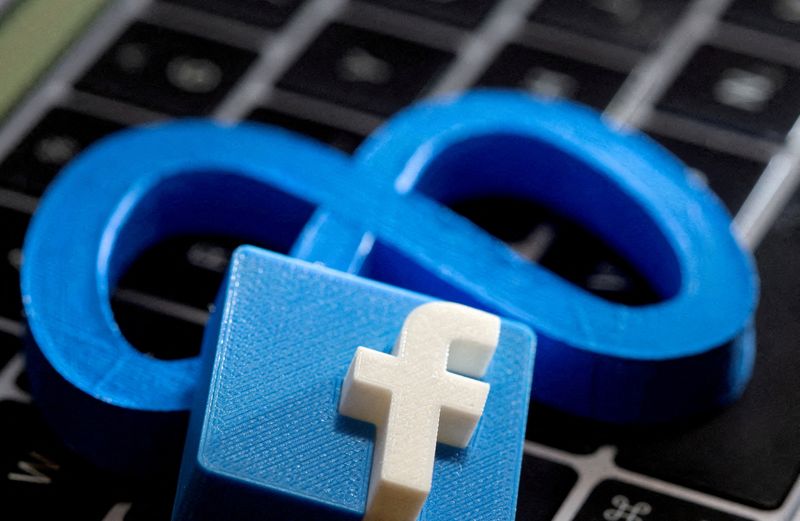 &copy; Reuters. FILE PHOTO: 3D-printed images of the logos of Facebook and parent company Meta Platforms are seen on a laptop keyboard in this illustration taken on November 2, 2021. REUTERS/Dado Ruvic