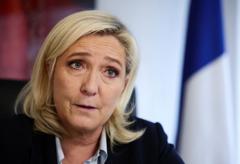 &copy; Reuters. La candidate du Rassemblement national à l'élection présidentielle en France, Marine Le Pen, a déclaré mardi à Reuters qu'elle "tend[ait] la main" à sa nièce Marion Maréchal, qui a choisi le camp du fondateur de Reconquête Eric Zemmour, ce que s