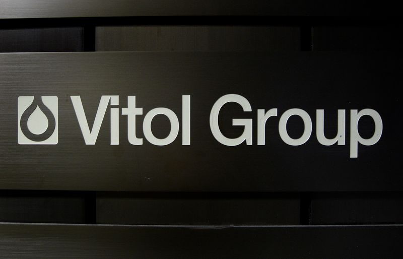 &copy; Reuters. FILE PHOTO: FOTO DE ARCHIVO. Logo del comercializador de materias primas Vitol Group en Ginebra, el 4 de octubre de 2011. Foto tomada el 4 de octubre de 2011. REUTERS/Denis Balibous/File Photo