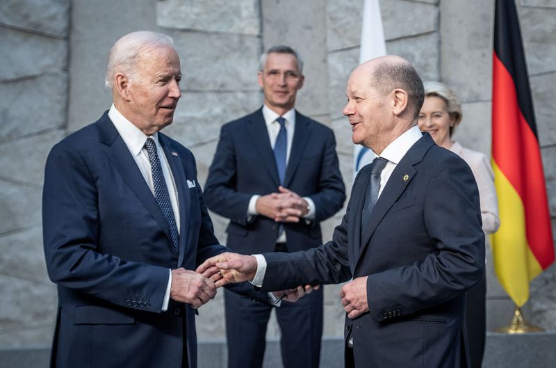 &copy; Reuters. FILE PHOTO: German Chancellor Olaf Scholz and US President Joe Biden meet ahead of a G7 summit in Brussels, March 24, 2022. Michael Kappeler /Pool via REUTERS