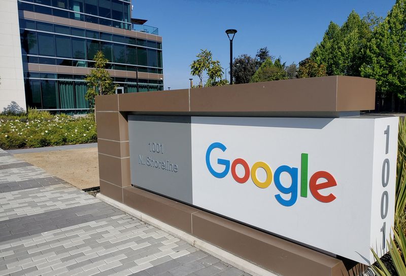 &copy; Reuters. شعار جوجل على لافتة خارج مقر جوجل في ماونتين فيو بولاية كاليفورنيا الأمريكية. صورة من أرشيف رويترز.