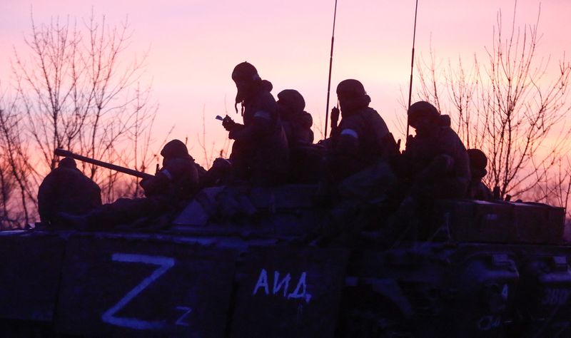 &copy; Reuters. Des militaires pro-russes près de la ville assiégée de Marioupol. Les conditions pour une mission humanitaire dans la ville ukrainienne de Marioupol ne sont pour l'heure pas réunies, a fait savoir mardi l'Elysée à l'issue d'un entretien téléphoniq