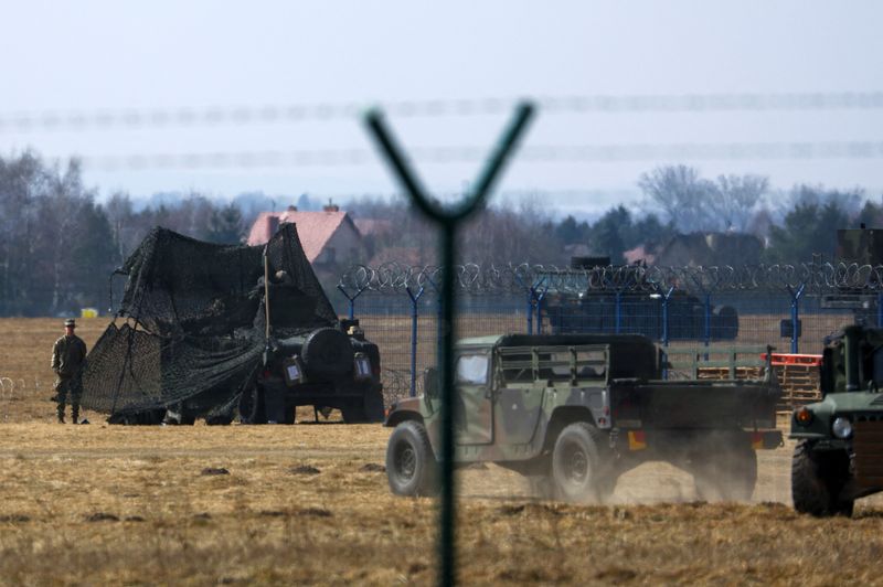 &copy; Reuters. FILE PHOTO: A U.S. soldier and military equipment are seen at Rzeszow-Jasionka Airport ahead of U.S. President Joe Biden's planned arrival to visit Poland amid Russia's invasion of Ukraine, near Rzeszow, Poland, March 25, 2022. REUTERS/Hannah McKay