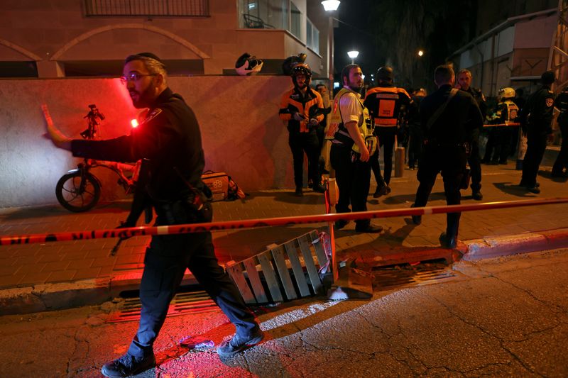 &copy; Reuters. Personal médico y de seguridad israelí asegura la escena de un ataque en el que un hombre armado mató a personas en una calle principal de Bnei Brak, cerca de Tel Aviv, Israel, el 29 de marzo de 2022. REUTERS/Nir Elias