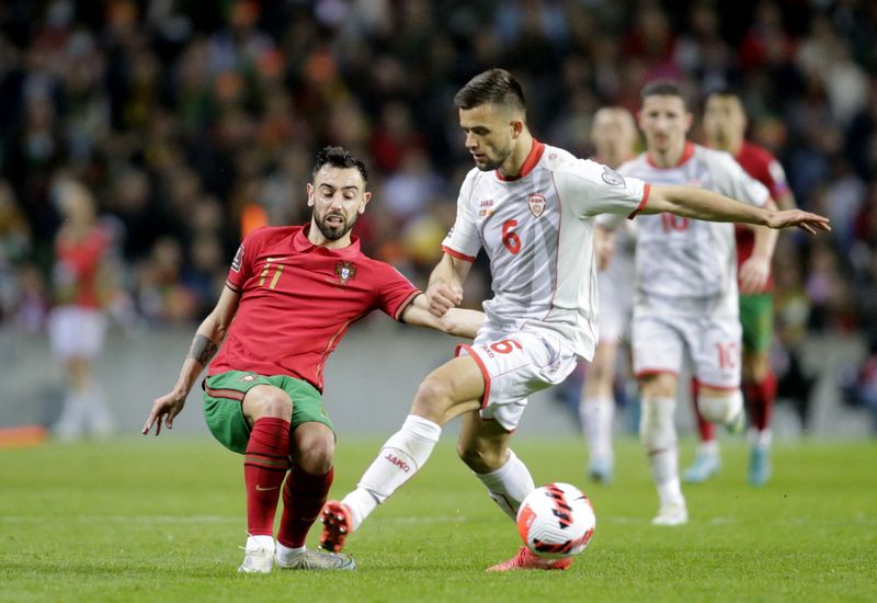 &copy; Reuters. برونو فرنانديز لاعب البرتغال (الى اليسار) خلال مباراة فريقه أمام مقدونيا الشمالية في بورتو بالبرتغال يوم الثلاثاء. تصوير: ميجيل فيدال - رويت